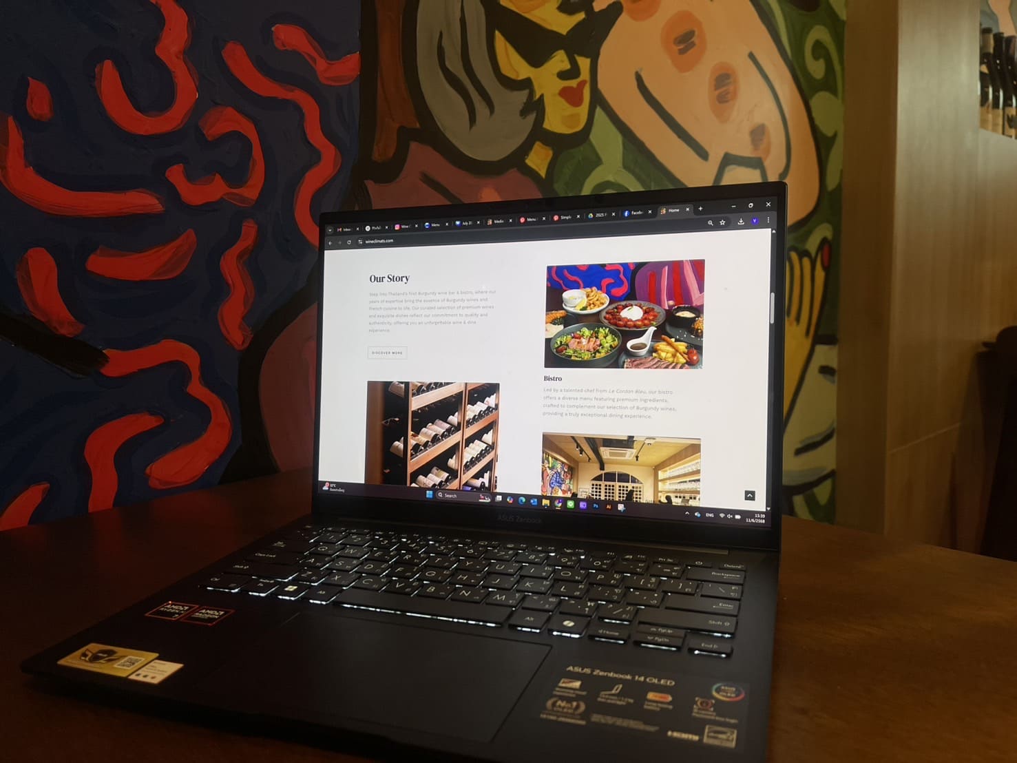 แล็ปท็อป แสดงหน้า Our Story ของเว็บไซต์ร้านอาหาร บริการรับทำเว็บไซต์ร้านอาหารและออกแบบเว็บไซต์ร้านอาหาร รองรับมือถือและปรับแต่ง SEO